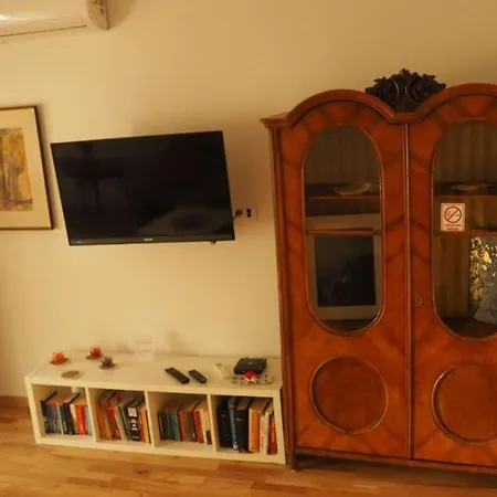 Little Cherry Apartment Split