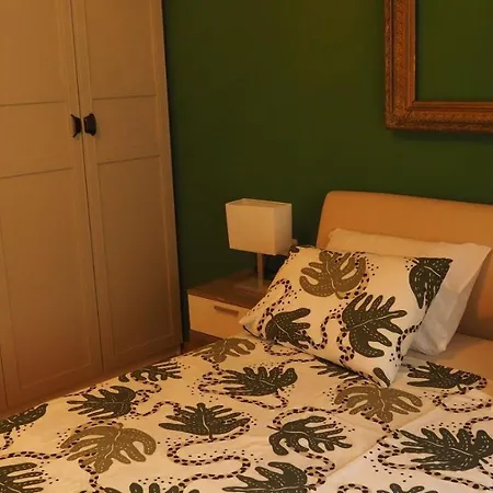 Little Cherry Apartment Split